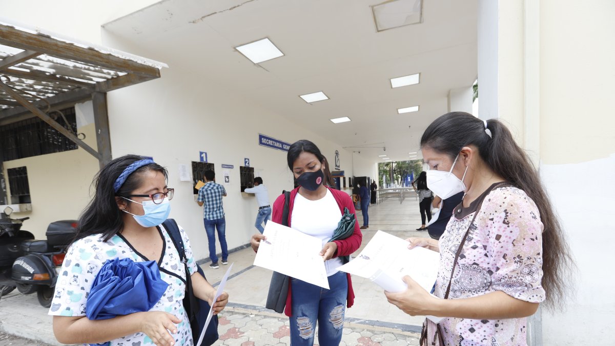 Algunos egresados ya cuentan con sus títulos, mientras que otros aún  esperan la entrega del documento.