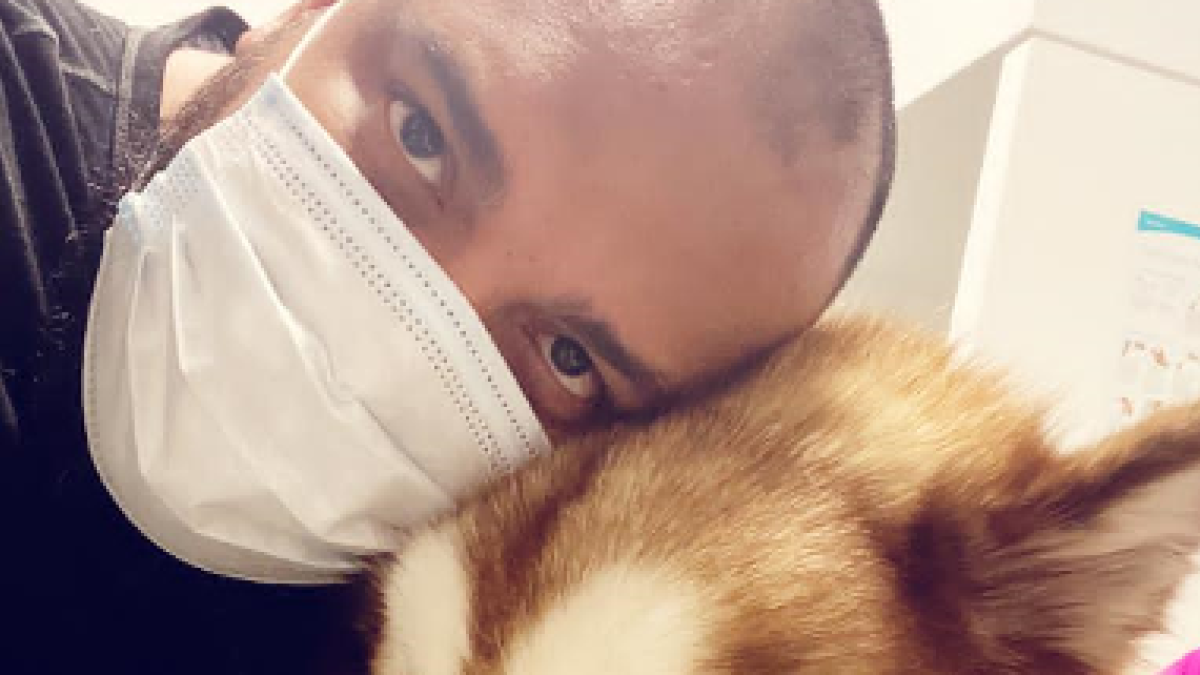 Roberto Navarro perdió a su mascota por la pandemia.