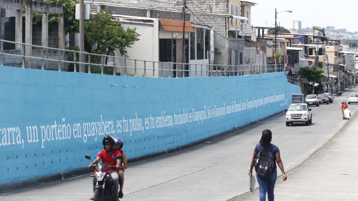 Mural del proyecto Letras Vivas. Al menos medio centenar de frases han sido pintadas.