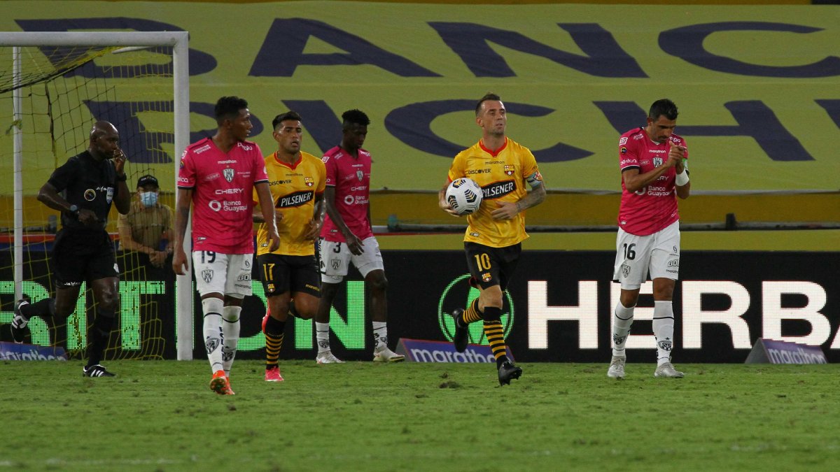 Aragón dio un penal inexistente para Barcelona, pero no se pitó dos que fueron claros. También se equivocó en contra de Independiente del Valle con otro penal