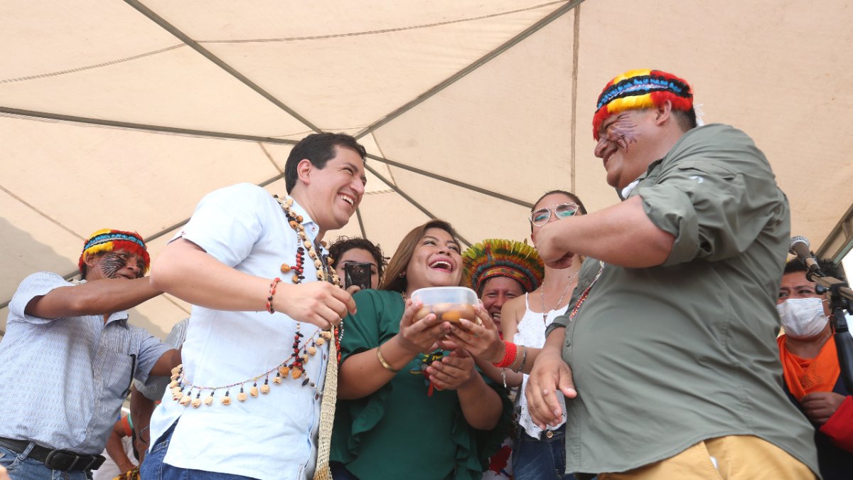 El candidato presidencial Andrés Arauz junto con el titular prorrogado de la Conaie, Jaime Vargas.
