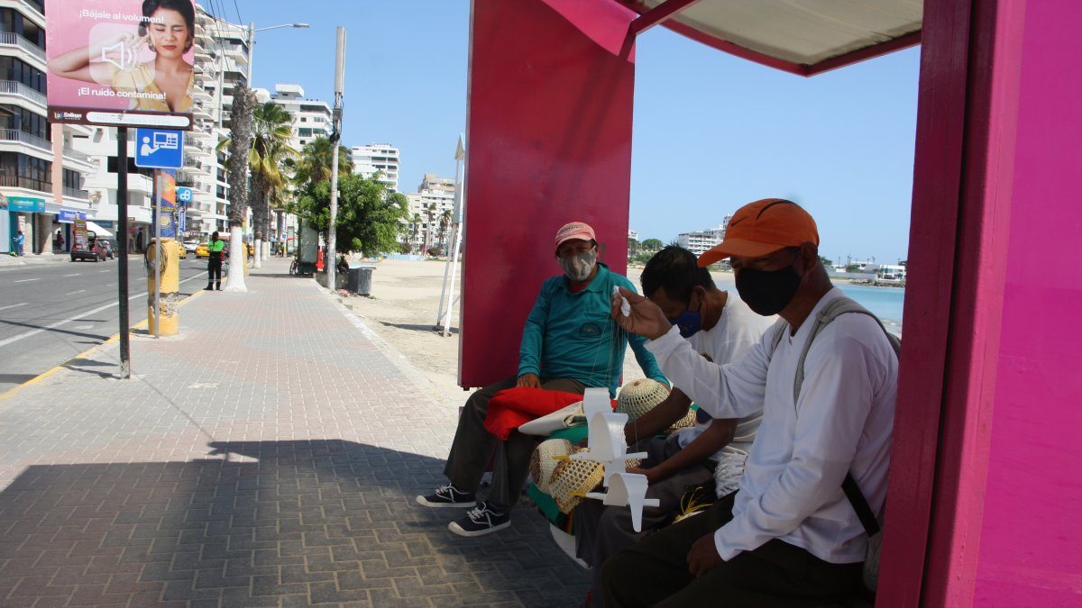 Los artesanos en Salinas se quedaron con sus mercaderías que esperaban vender durante el feriado.