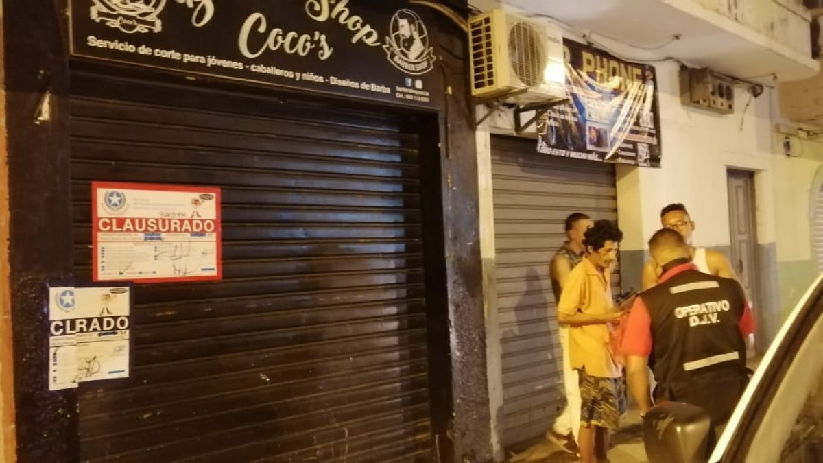 Hecho. Diferentes establecimientos fueron clausurados, entre ellos, peluquerías.