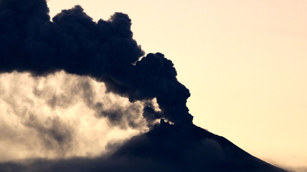 Referencial. Aproximadamente a las 21:00, la energía del tremor del volcán aumentó