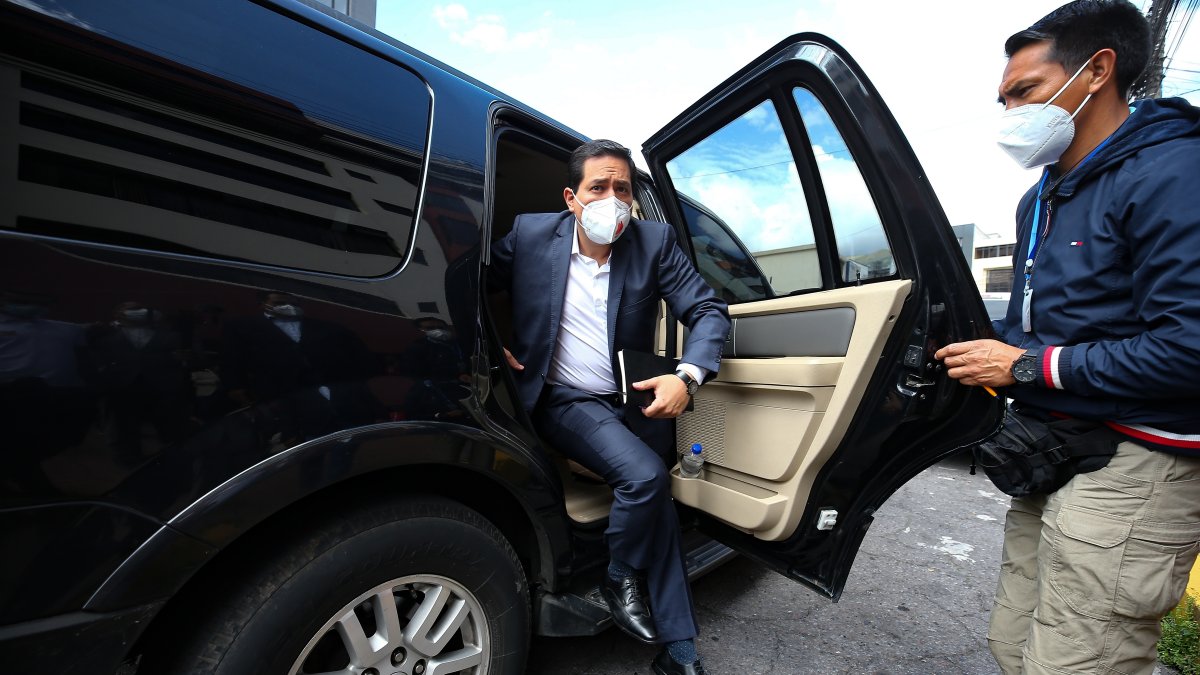 El candidato del correísmo a la Presidencia de Ecuador, Andrés Arauz, llega a un encuentro con la Cámara de la Industria de la Construcción (CAMICON) hoy, en Quito (Ecuador).