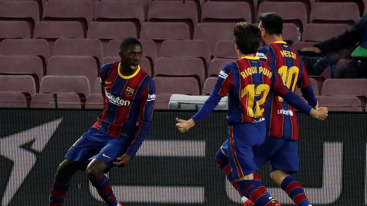 Los jugadores del Barcelona festejan el único gol del partido, conseguido en el minuto 90