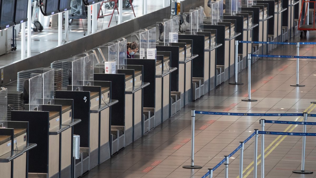 Vista hoy del Aeropuerto Internacional Arturo Merino Benítez casi vacío.
