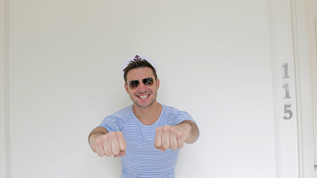 Carlos, con un look a lo Gene Kelly, está dispuesto a ganar en Soy el mejor.