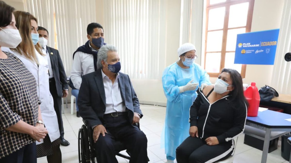 El presidente Moreno y la ministra Creamer, en el inicio de la jornada de vacunación a los docentes.