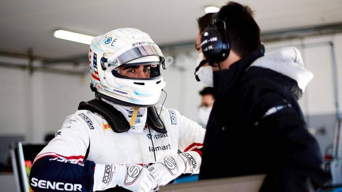 Juan Manuel Correa, piloto ecuatoriano, mientras conversa con uno de los técnicos de su escudería.