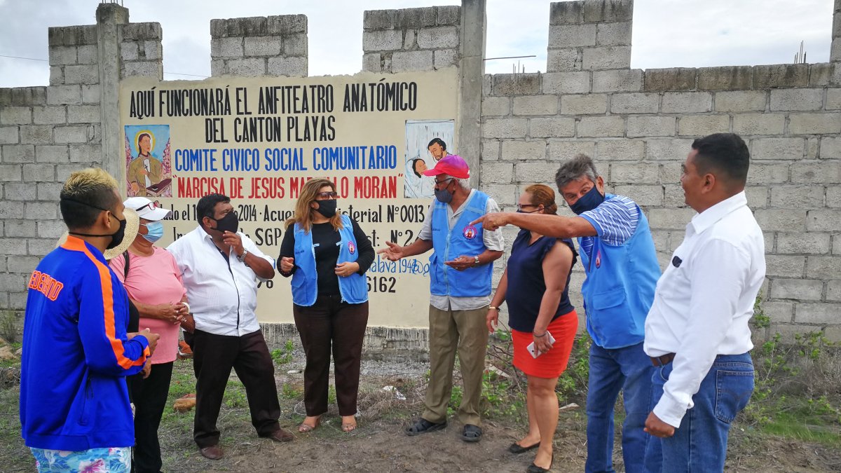 Miembros del Comité de Acción Social Narcisa de Jesús observan el lugar donde  se construye la morgue de Playas.