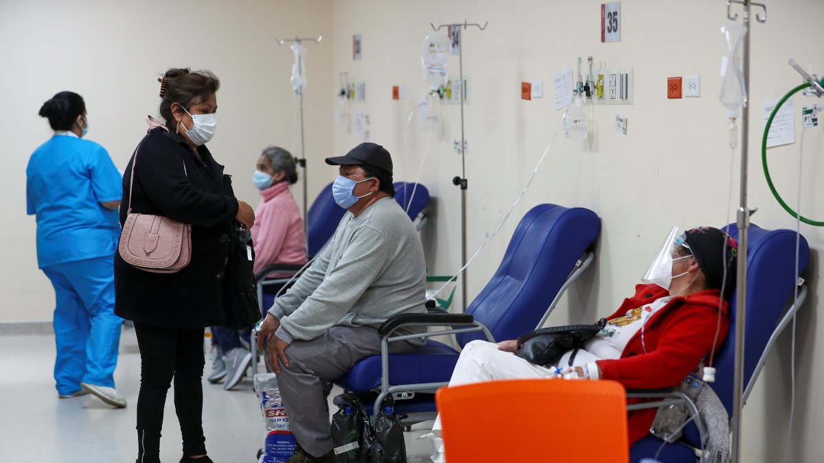 Vista de la unidad de emergencia con pacientes covid-19 del hospital Iess del Sur en Quito.