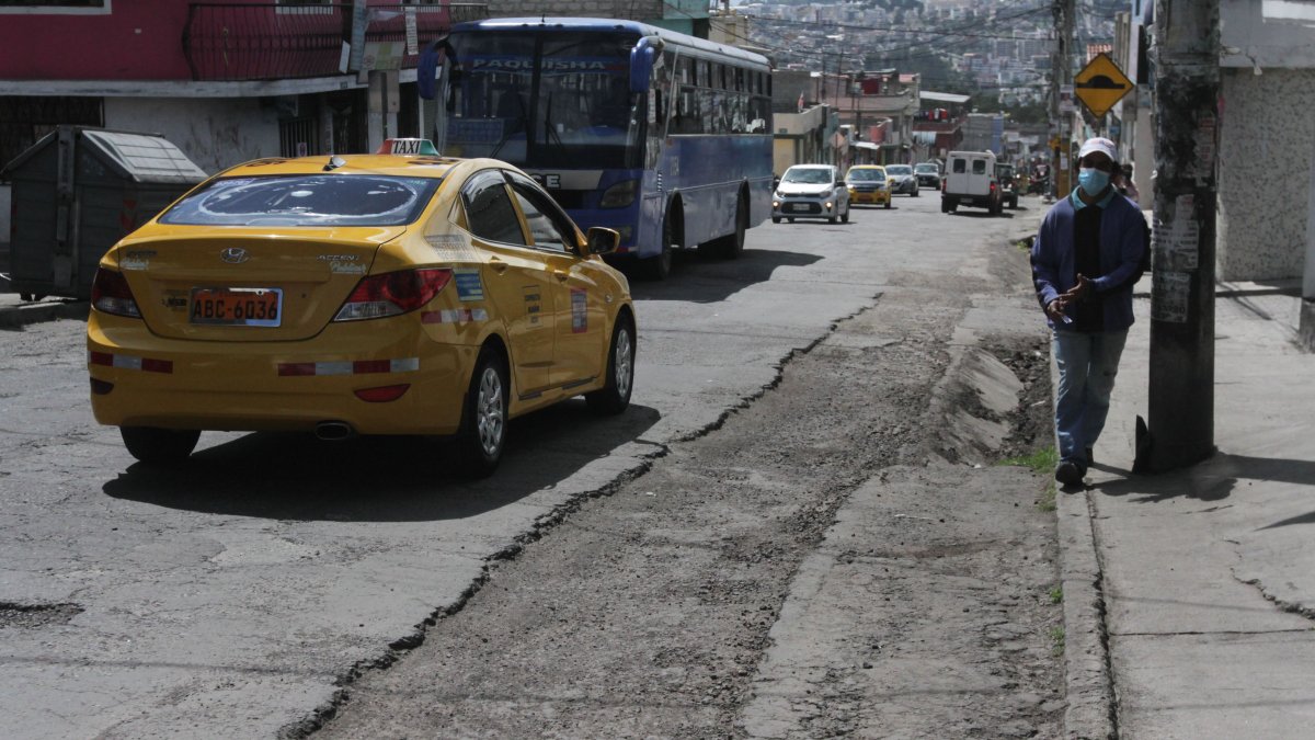 Los vecinos reclaman por los trabajos incompletos en la vía principal de La Roldós, al norte. La maquinaria permanece paralizada en el estadio de Cangahua desde hace un mes.