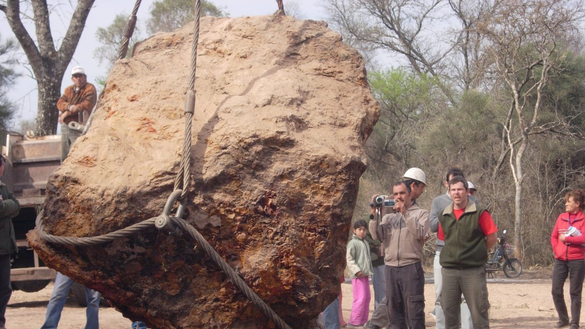 Fotografía cedida hoy por la Asociación Chaqueña de Astronomía que muestra el levantamiento en 2016 del meteorito Gancedo, en la provincia de Chaco (Argentina).
