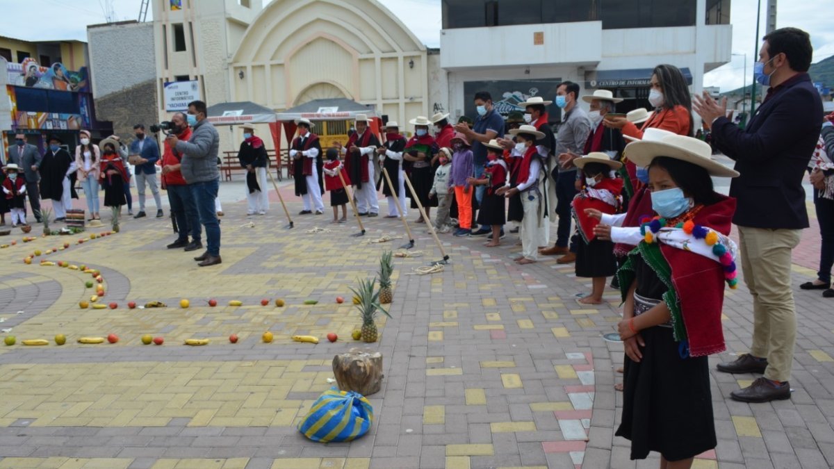 Ceremonia. Los niños y jóvenes participan en los rituales para que conozcan su significado