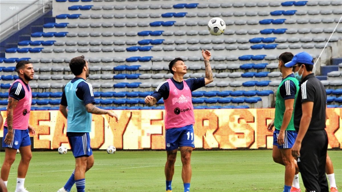 Alexis Zapata (c), mediocampista azul, saltará como titular hoy frente al conjunto ambateño.