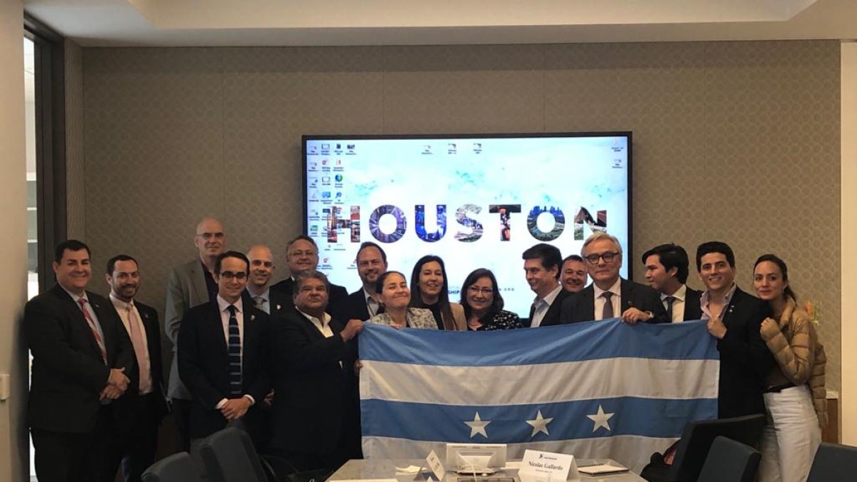 Una misión de Guayaquil que visitó Houston en  2019 donde hizo contacto con Rice University.