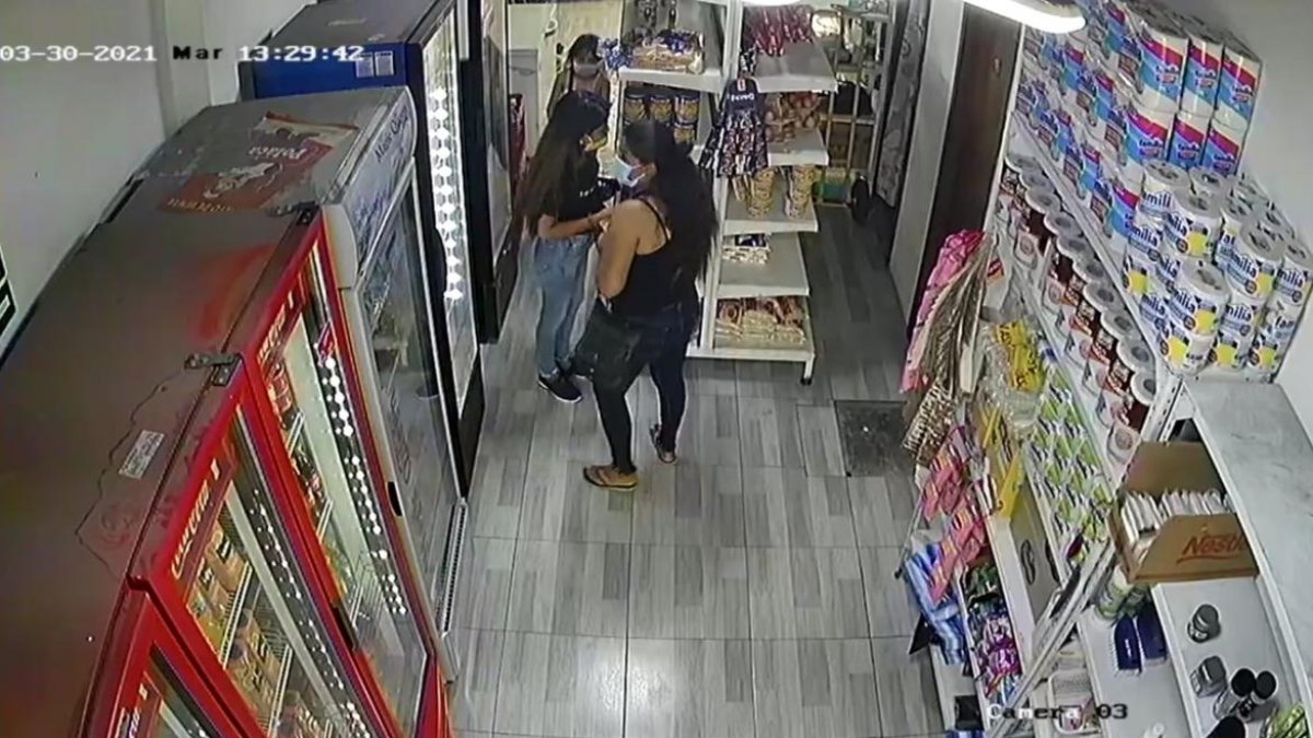 La pequeña, acompañada de dos mujeres, entra a un minimarket y se llevan un iPad.