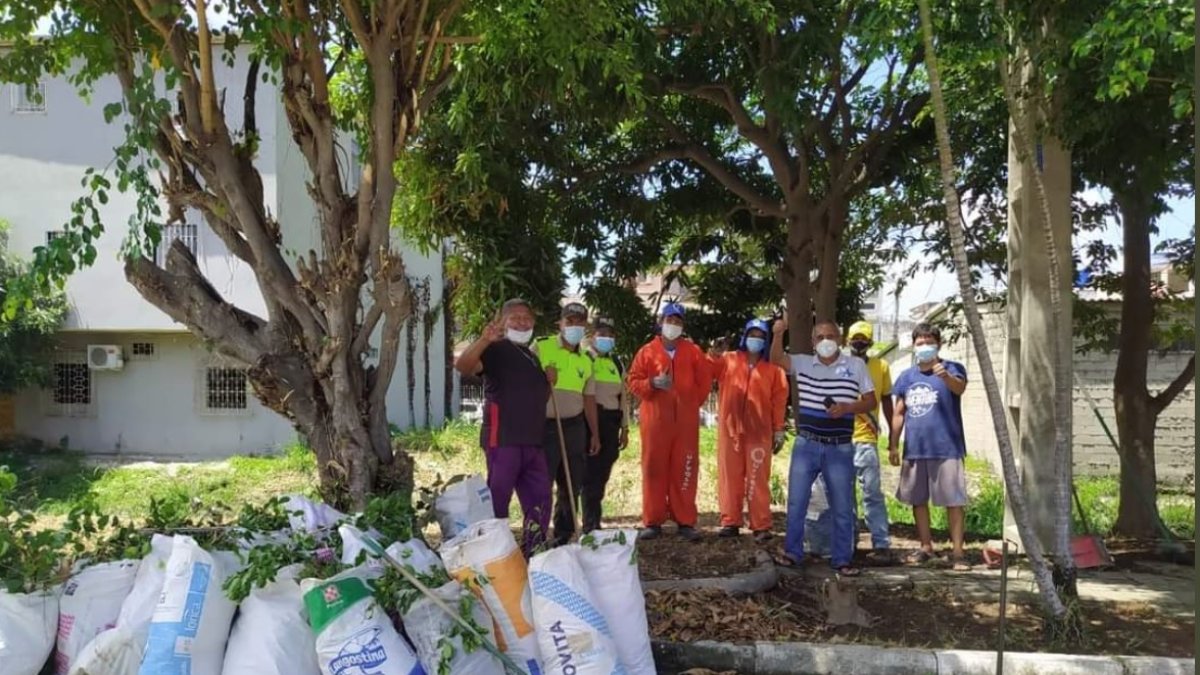 Actividad. Diferentes residentes, en conjunto con personal de Urvaseo, participaron en la minga.