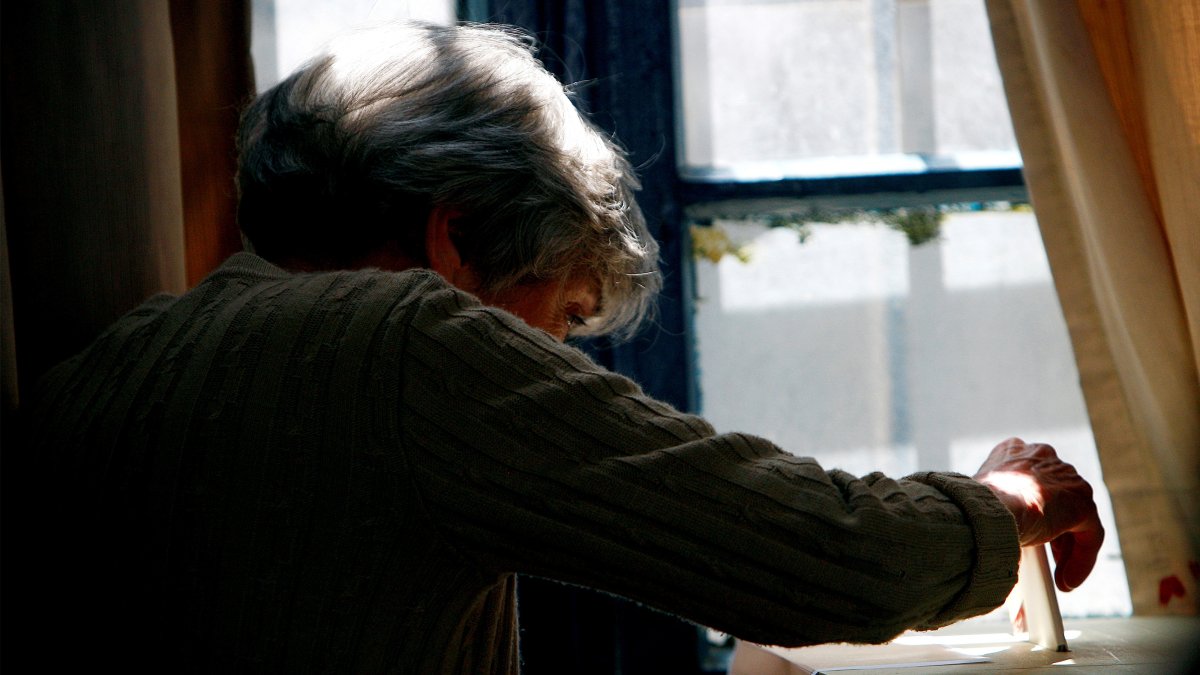 Fotografía de archivo donde una mujer deposita su voto en Santiago.