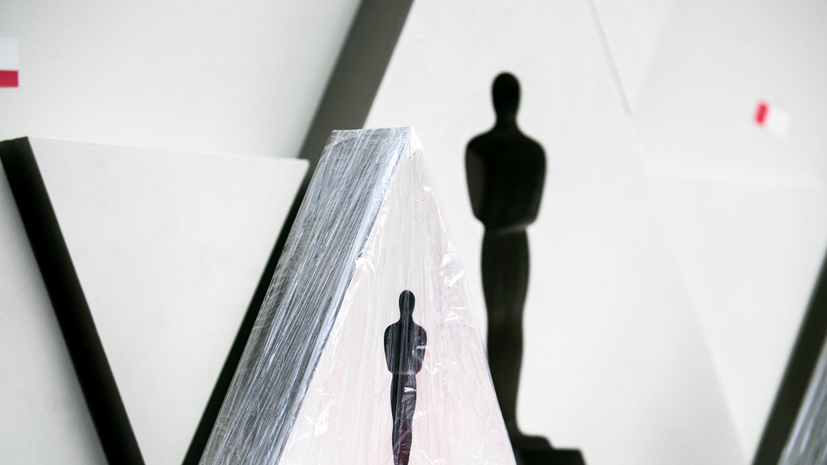 Fotografía de archivo de la vista de la silueta de un Óscar en el área de la alfombra roja.