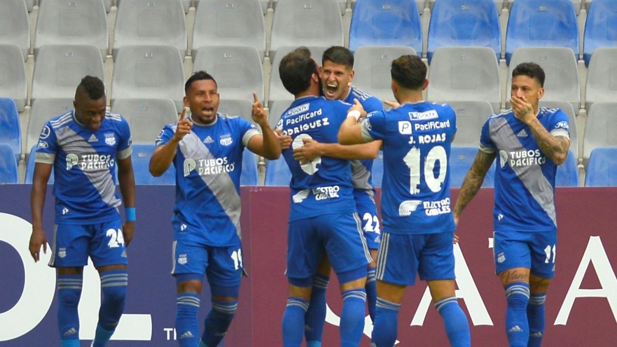 Facundo Barceló es felicitado por sus compañeros tras marcar el primer gol de Emelec.