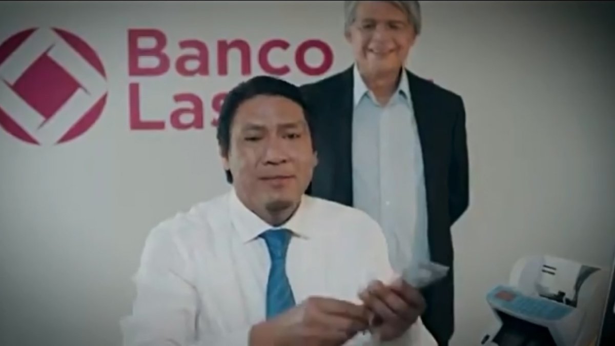 Video. En la fantasía correísta, Guillermo Lasso se para atrás de los cajeros del banco y les dice cuánto cobrar por comisiones, descuentos e intereses.
