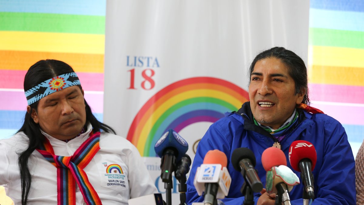El coordinador nacional del movimiento Pachakutik Marlon Santi (i) junto al candidato presidencial Yaku Pérez (d), asisten hoy a una rueda de prensa en Quito.