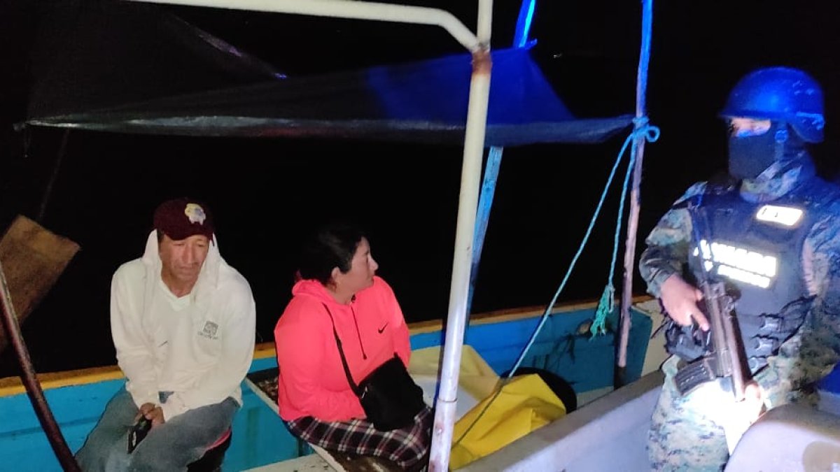 Momentos en que la Armada del Ecuador encontró a los pescadores que estaban a la deriva.