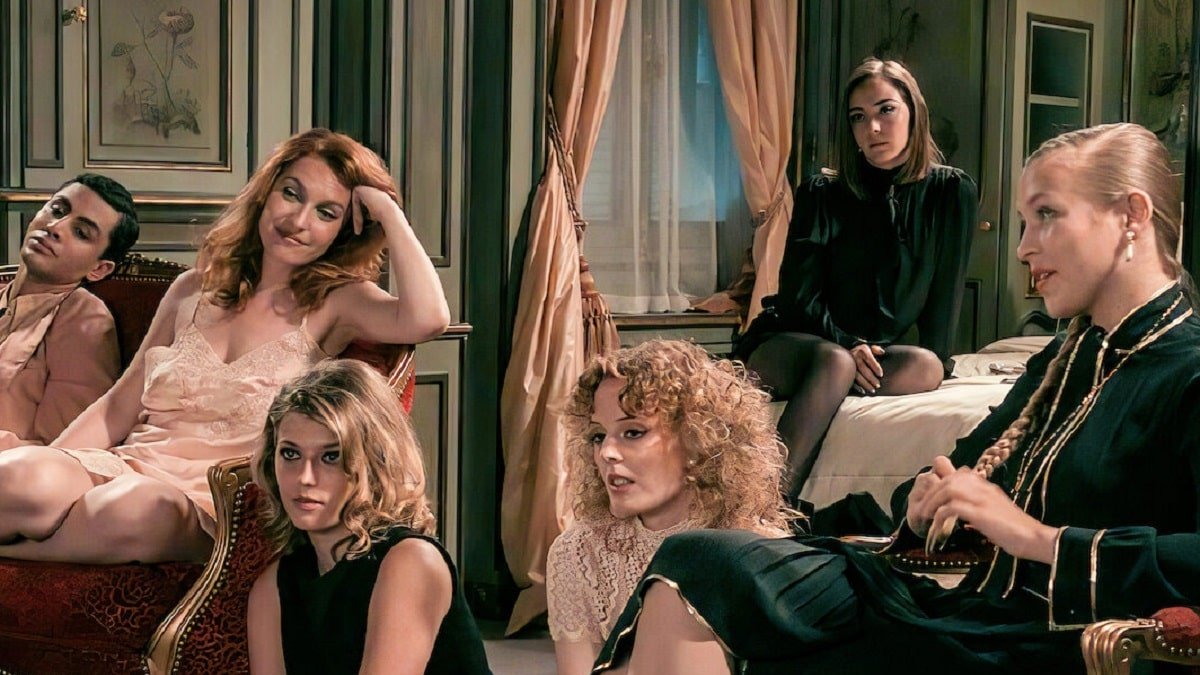 Ni los lujos expuestos ni los juegos de luces quitan al film lo sórdido de la historia que refleja.