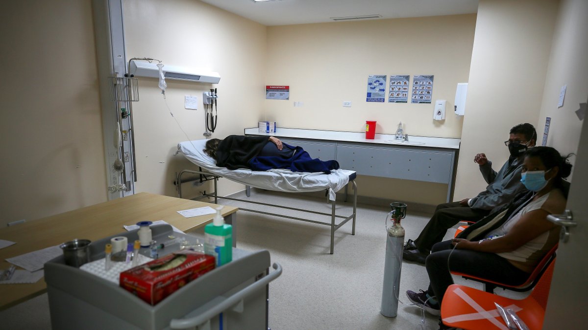 El registro de muertos sumó 53 nuevos casos y se ubicó en 12.158 confirmados por pruebas PCR y 4.899 fallecidos probables, precisó la cartera sanitaria en su parte oficial diario.