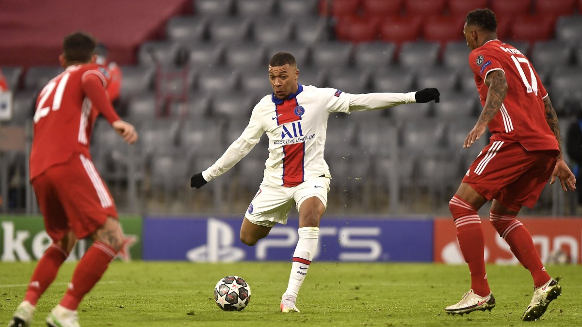 Kylian Mbappe (C) encuentra el espacio para rematar y poner el tercero del PSG en la cancha del Bayern.