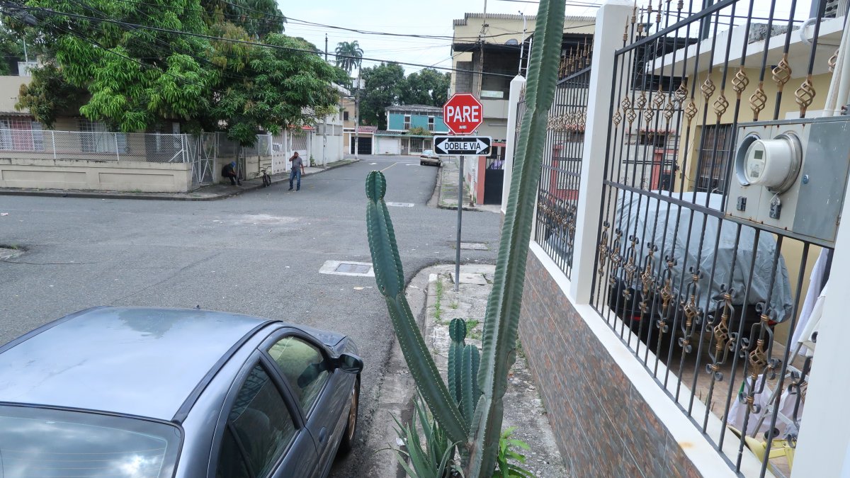 Aceras. Los peatones no quieren toparse más con trabas de este tipo.