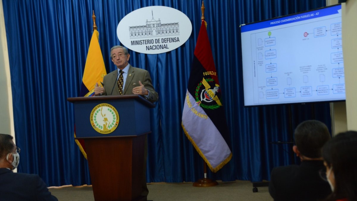 Acto. El ministro de Defensa, Oswaldo Jarrín, durante la rueda de prensa.