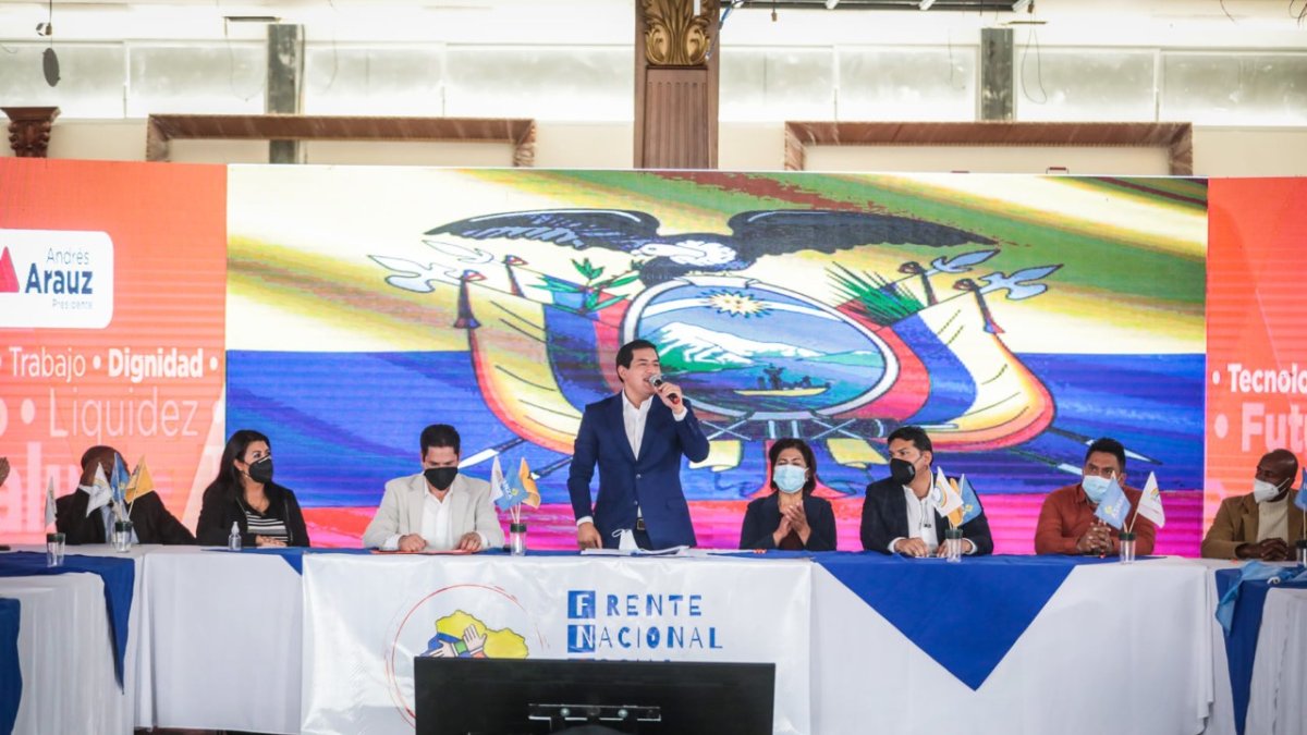 Académico. Lejos de las tribunas, las banderas y los emblemas, el candidato correísta se muestra tal cual es: un clon intelectual de Rafael Correa.