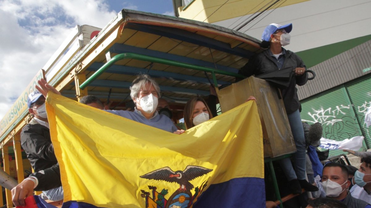 Lasso abordó una chiva y junto a su esposa -María de Lourdes Alcívar- y sus hijos, avanzó por el centro histórico de Quito.