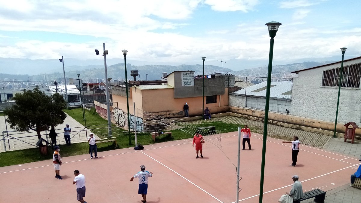 En los parques más pequeños de los barrios de la capital, continúan los encuentros entre vecinos.