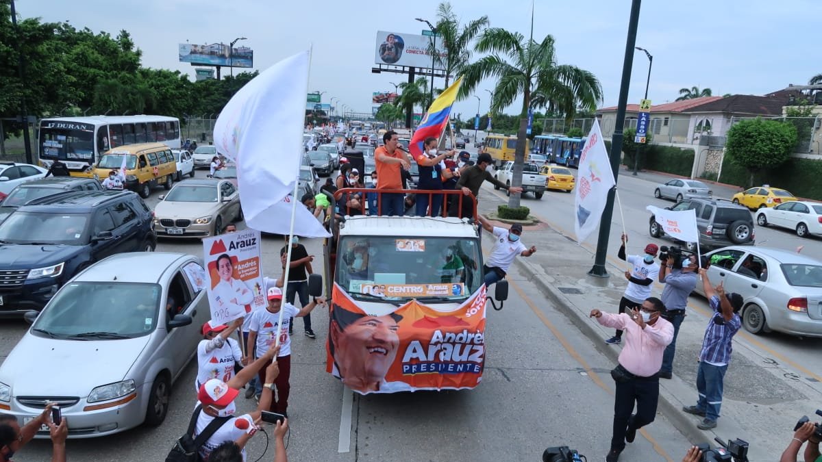 El candidato presidencial por UNES, Andrés Arauz, llegando al cierre de su campaña electoral, este 7 de abril en Guayaquil.