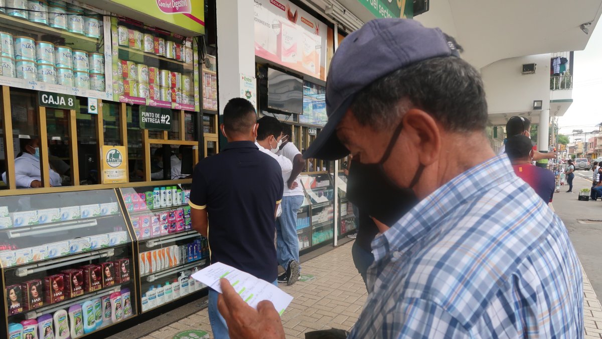 Panorama. En Guayaquil, decenas de personas buscan medicinas que no encuentran en los hospitales.