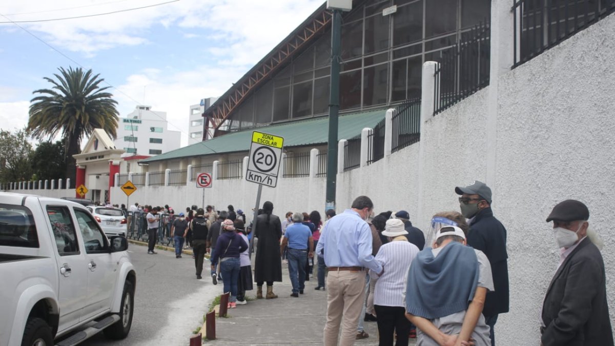 Largas filas se registraron desde la mañana de este miércoles en varios puntos de vacunación de la ciudad de Quito.