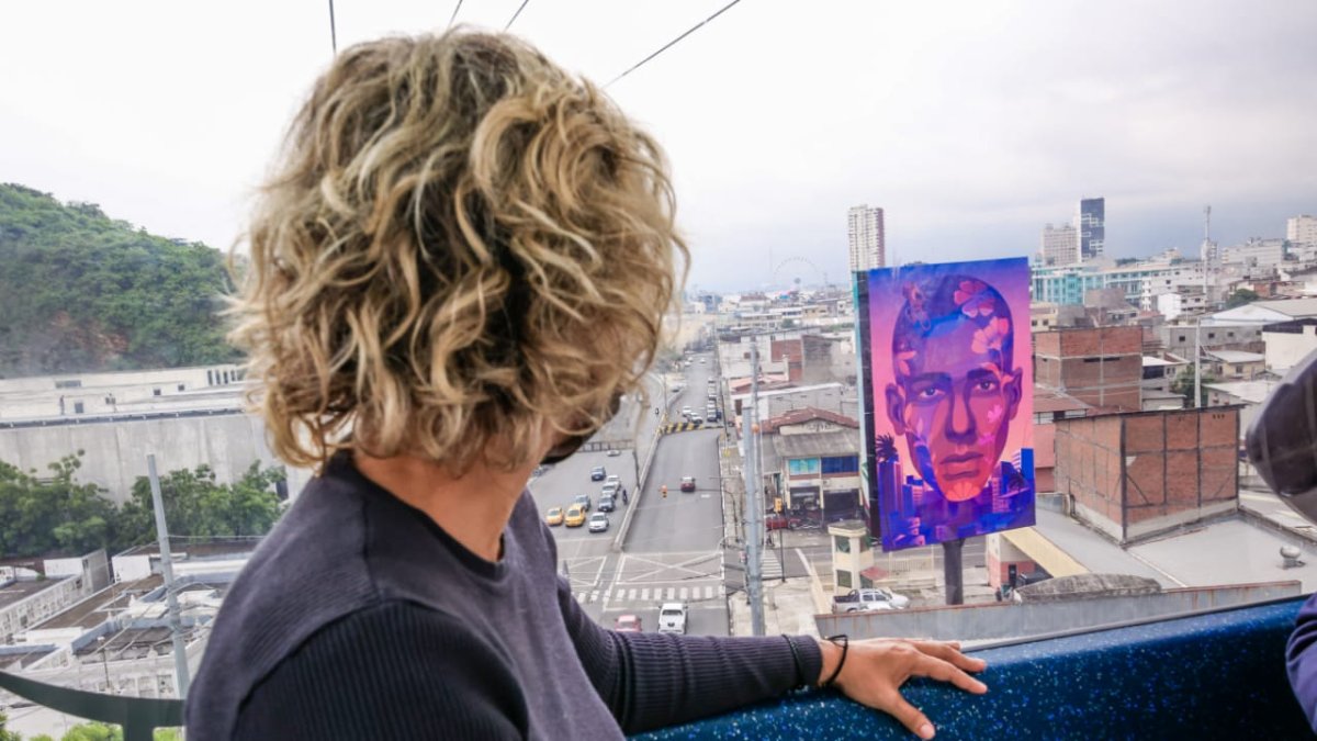 La alcaldesa Viteri observa el proyecto Aeroarte, en el que se invirtió cerca de un millón de dólares.