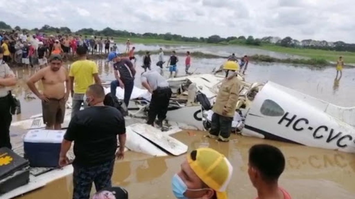 Los cuerpos fueron sacados de la avioneta y llevados al Instituto Forense de Guayaquil.