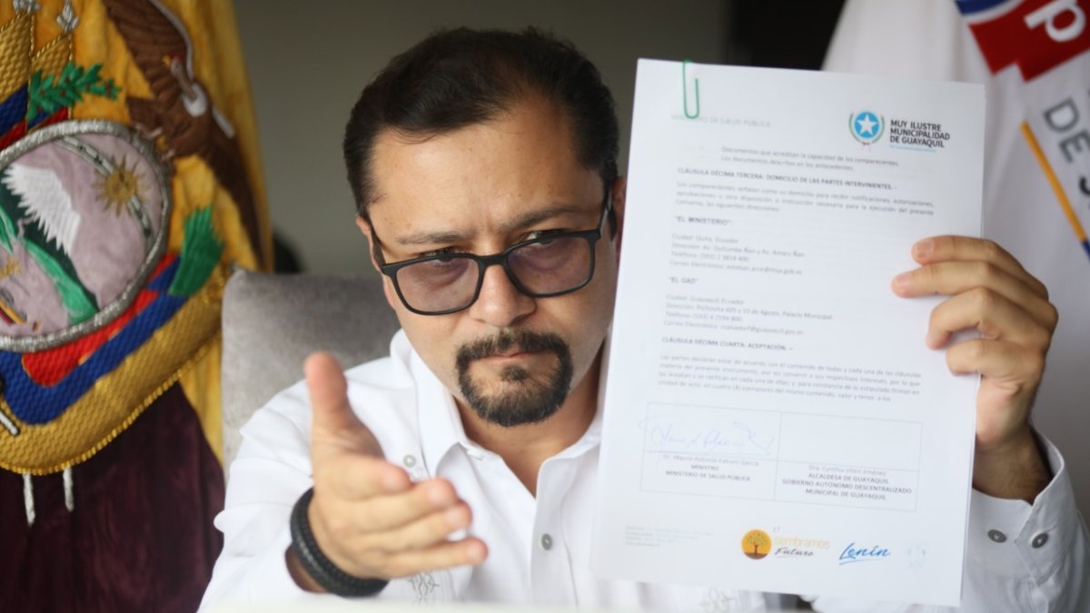 El exministro de Salud, Mauro Falconí, durante la firma del convenio con el Municipio de Guayaquil.