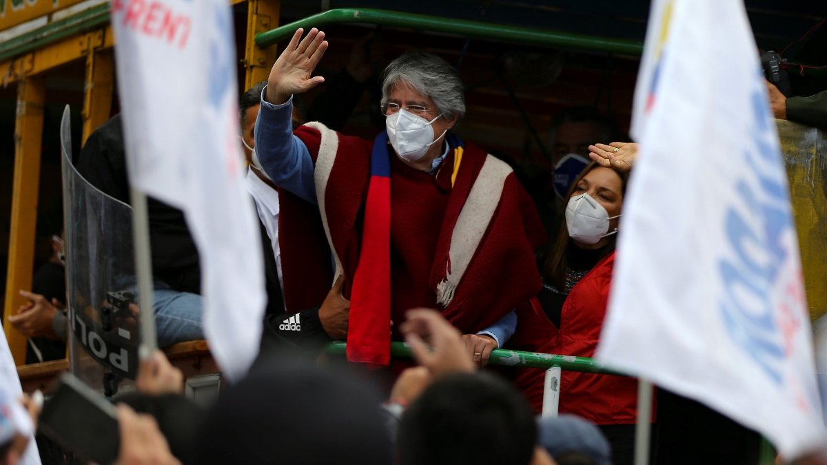El candidato a la Presidencia de Ecuador Guillermo Lasso (c), junto a su esposa Maria de Lourdes (d), participan en una caravana con simpatizantes como parte del cierre de campaña, de cara a la segunda vuelta, el 7 de abril de 2021 en Quito (Ecuador).