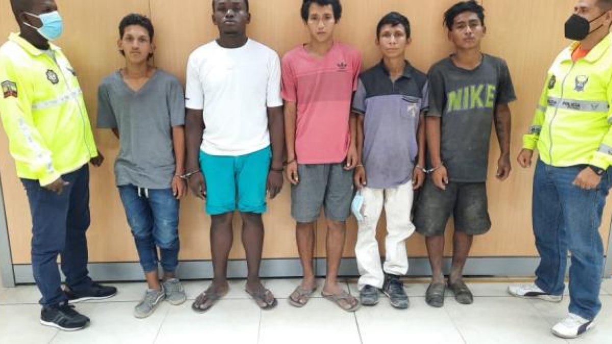 Los cinco jóvenes que son sospechosos de ser parte de una banda delictiva.