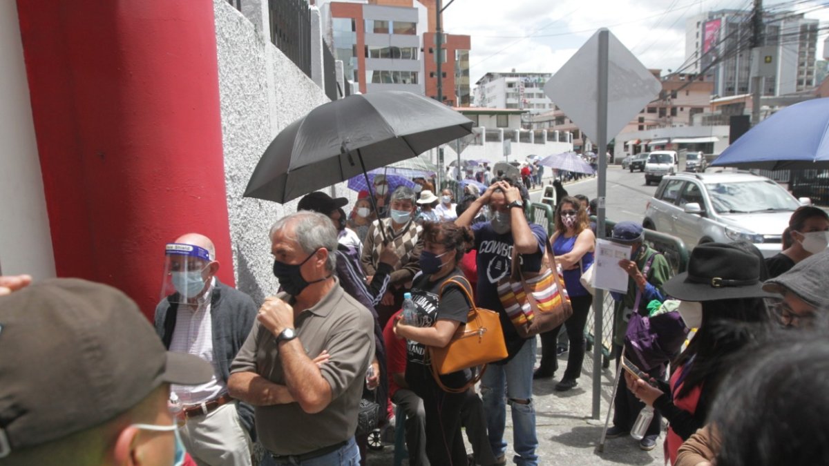 Las largas filas para acceder a la vacuna se repitieron hoy.