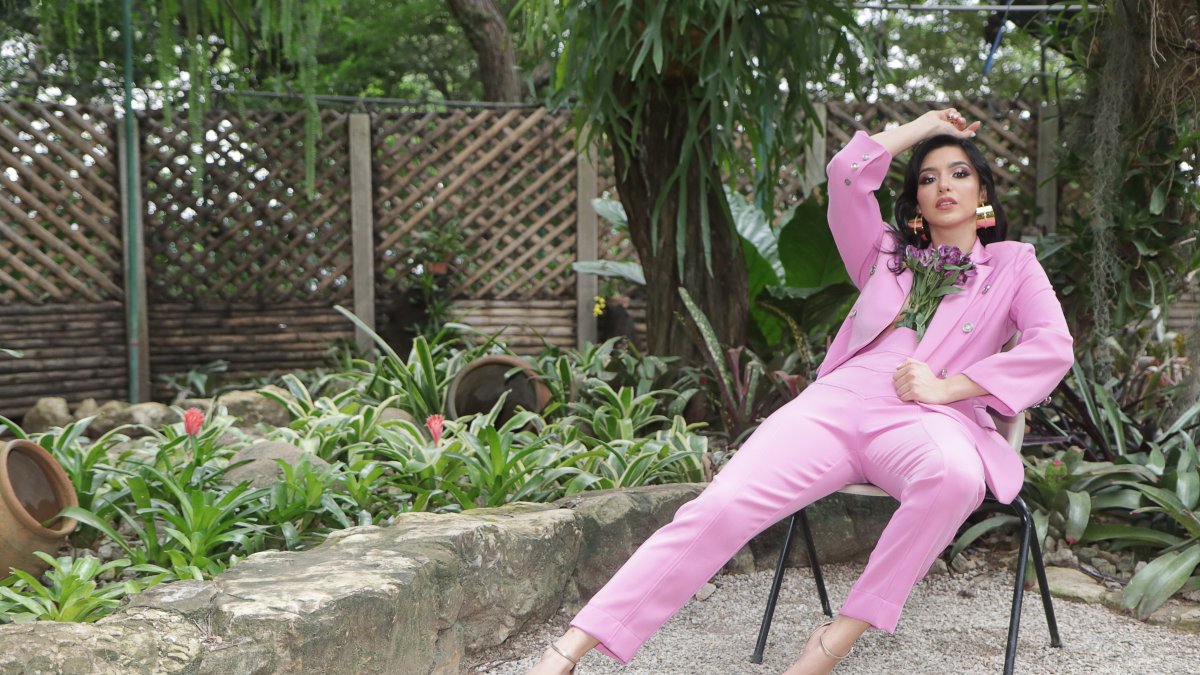 Justeen Cruz disfruta usar looks monocromáticos.