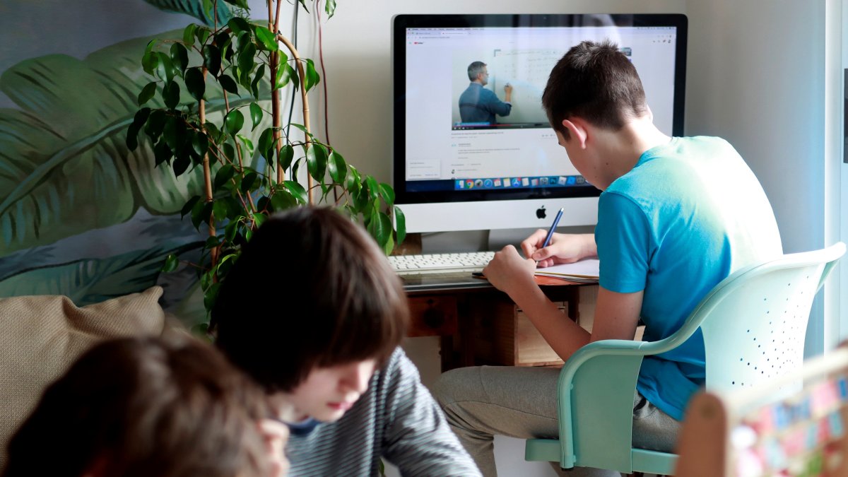 Niños delante de pantallas durante el confinamiento.