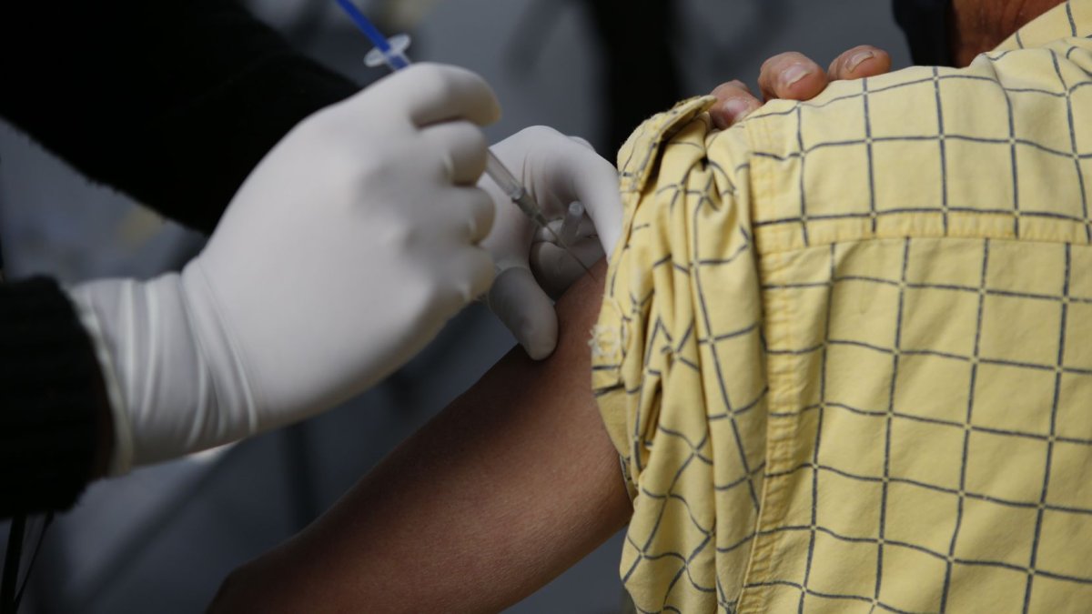 Los sujetos acudieron al centro de vacunación con el pelo pintado para aparentar canas, cubiertos con guantes y caretas.