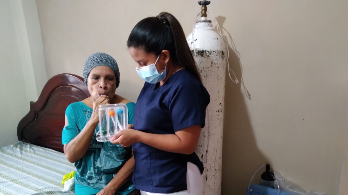 A falta de dinero y por la escasez de camas en los hospitales, se crean UCIS dentro de las casas.